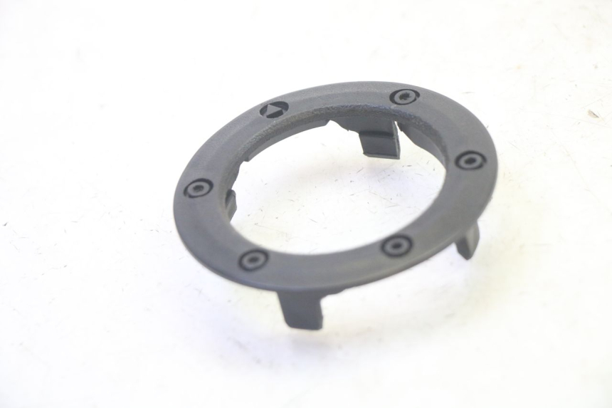 photo de TAPA DEPOSITO SYM ORBIT III 3 4T 50 (2021 - 2025) - Detalle de la pieza