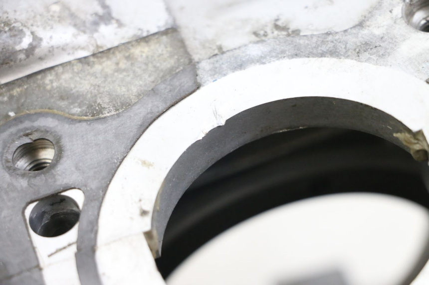 photo de Cárter inferior del motor HYOSUNG GV AQUILA 125 (2000 - 2004) - Primer plano técnico