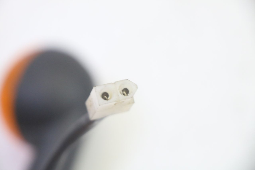 photo de INTERMITENTE TRASERO DERECHO PEUGEOT LUDIX 50 (2005 - 2007) - Primer plano técnico