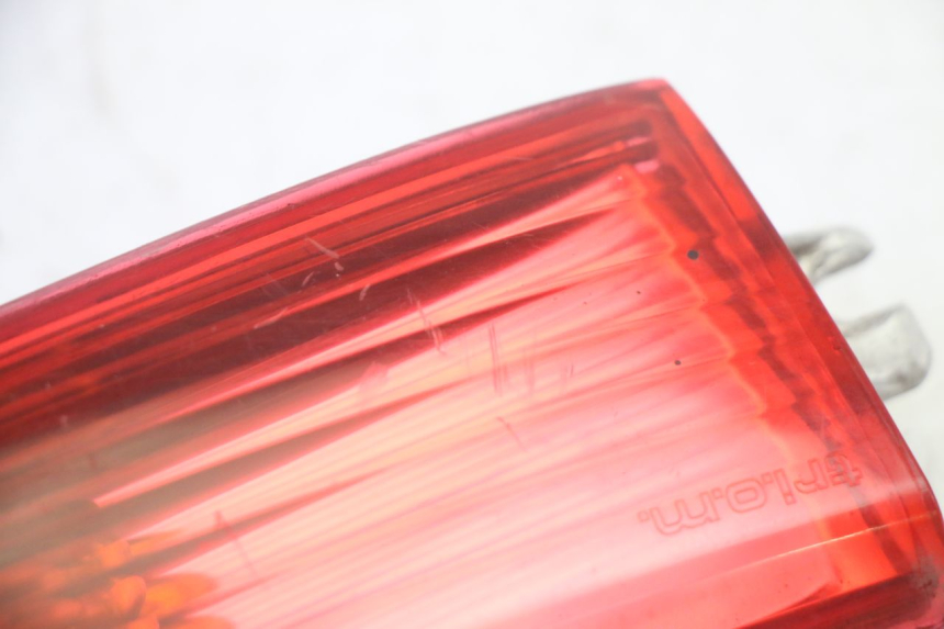 photo de INTERMITENTE TRASERO DERECHO PIAGGIO X8 125 (2004 - 2007) - Primer plano técnico