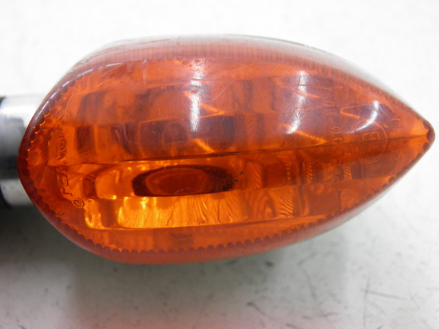 photo de TRASERO DERECHO INTERMITENTE YAMAHA YBR CUSTOM 125 (2008 - 2010) - Detalles de los puntos de fijación