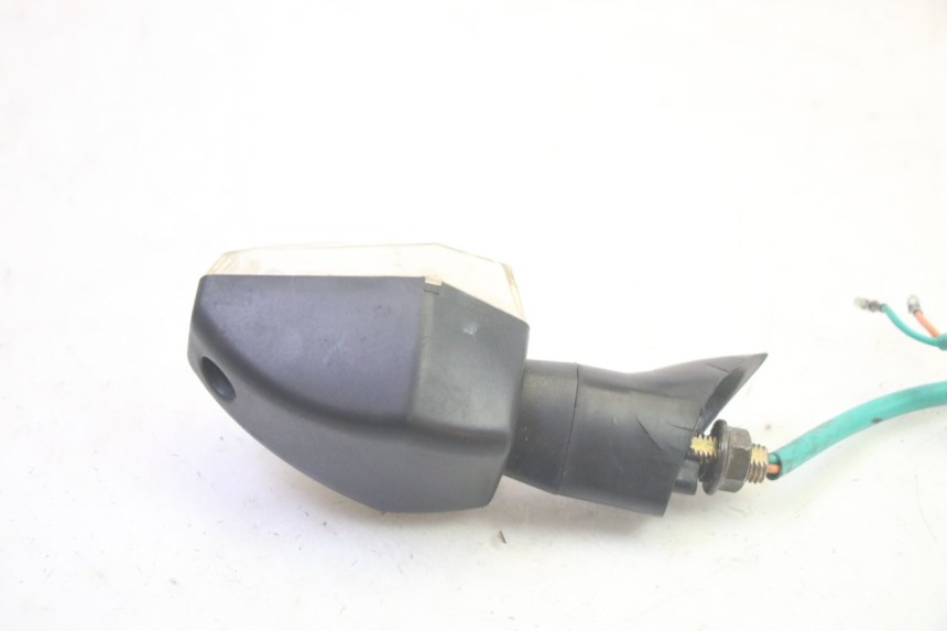 photo de INTERMITENTE TRASERO IZQUIERDO SYM CROX 4T 50 (2016 - 2023) - Primer plano técnico