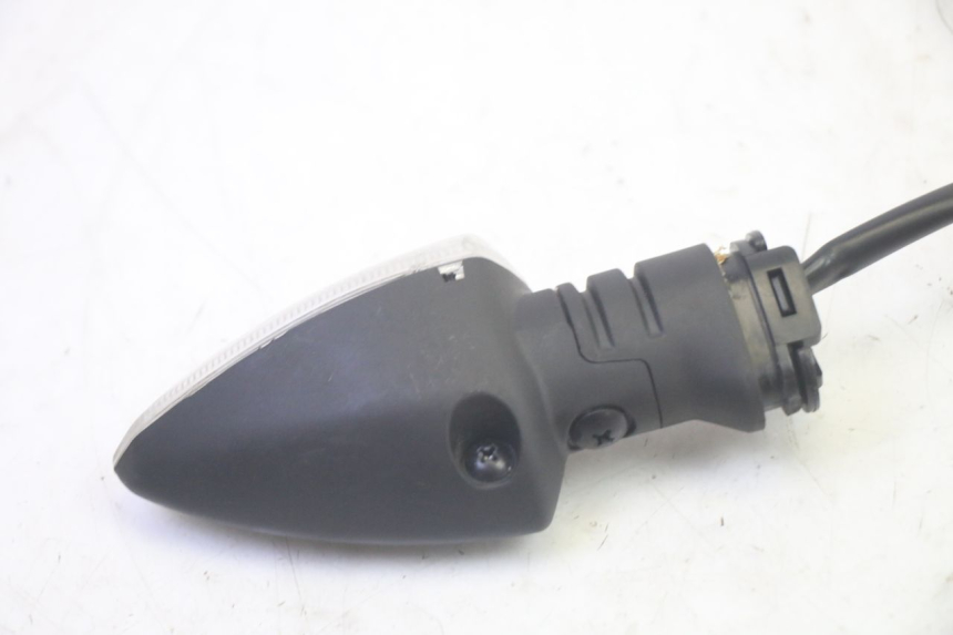 photo de TRASERO IZQUIERDO INTERMITENTE YAMAHA TRICITY 300 (2020 - 2024) - Primer plano técnico