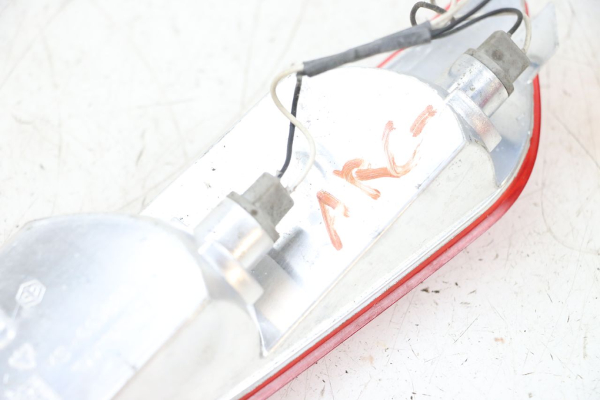 photo de INTERMITENTE TRASERO IZQUIERDO PIAGGIO X8 125 (2004 - 2007) - Primer plano técnico