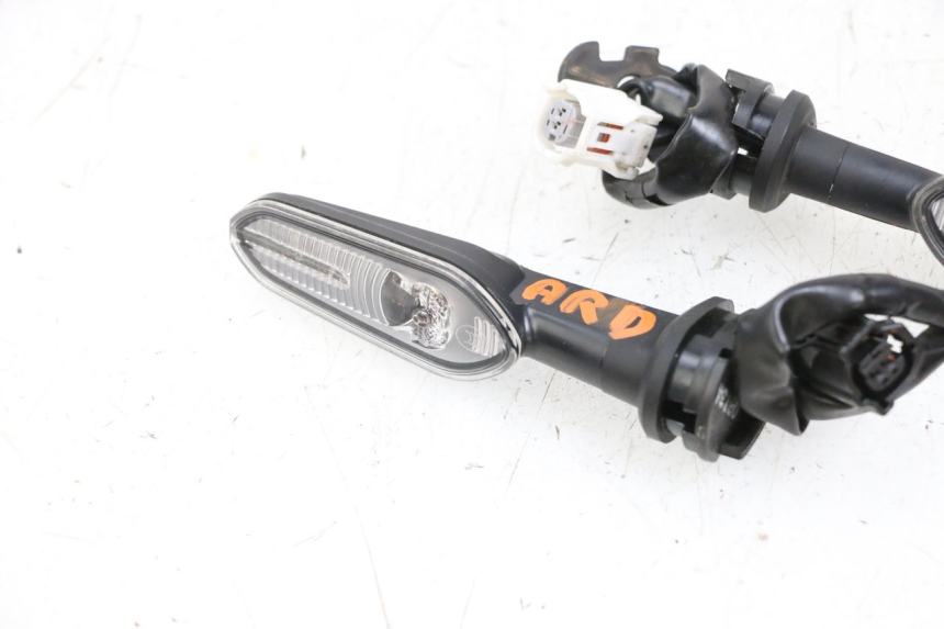 photo de TRASERO INTERMITENTE YAMAHA NEO'S CORE 1 (2022 - 2026) - Detalles de los puntos de fijación