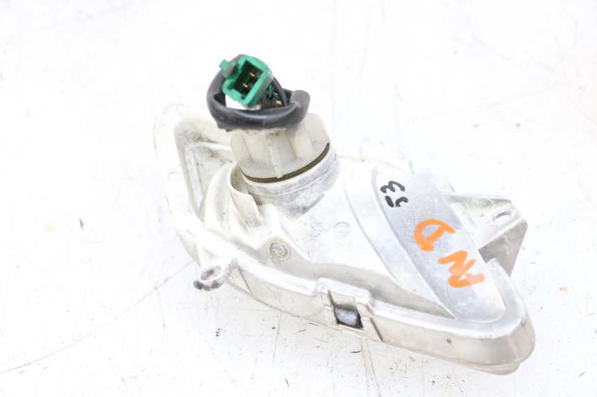 photo de INTERMITENTE DELANTERO DERECHO YAMAHA XMAX X-MAX 125 (2006 - 2009) - Primer plano técnico