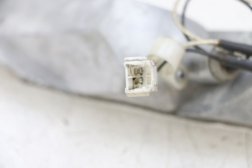 photo de INTERMITENTE DELANTERO DERECHO PIAGGIO X8 125 (2004 - 2007) - Detalles de los puntos de fijación