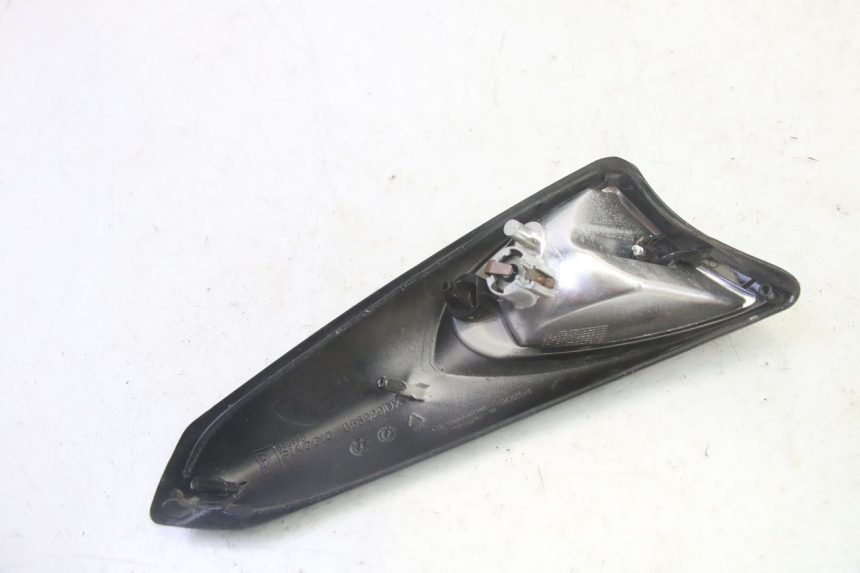 photo de INTERMITENTE DELANTERO DERECHO PIAGGIO XEVO - X EVO 125 (2007 - 2016) - Primer plano técnico