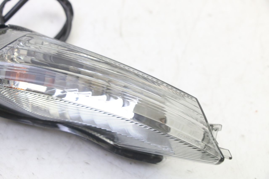 photo de DELANTERO DERECHO INTERMITENTE YAMAHA XMAX X-MAX 125 (2021 - 2025)