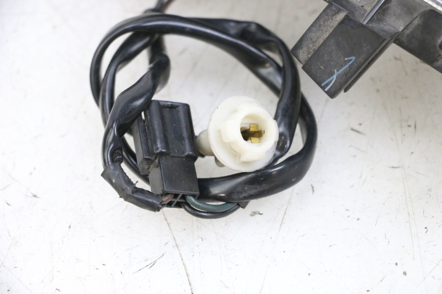 photo de DELANTERO IZQUIERDO INTERMITENTE MBK FLIPPER 115 (2013 - 2017) - Detalles de los puntos de fijación