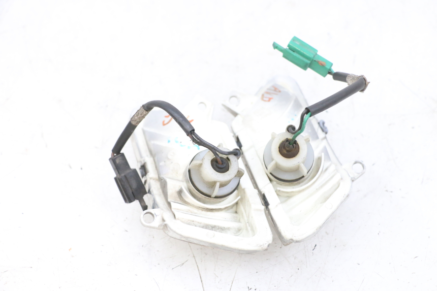 photo de INTERMITENTE DELANTERO YAMAHA XMAX X-MAX 125 (2006 - 2009) - Otra perspectiva