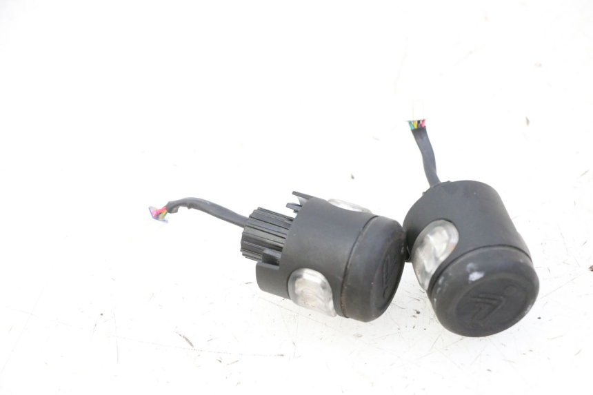 photo de DELANTERO INTERMITENTE SEGWAY NINEBOT ZT3 PRO 1