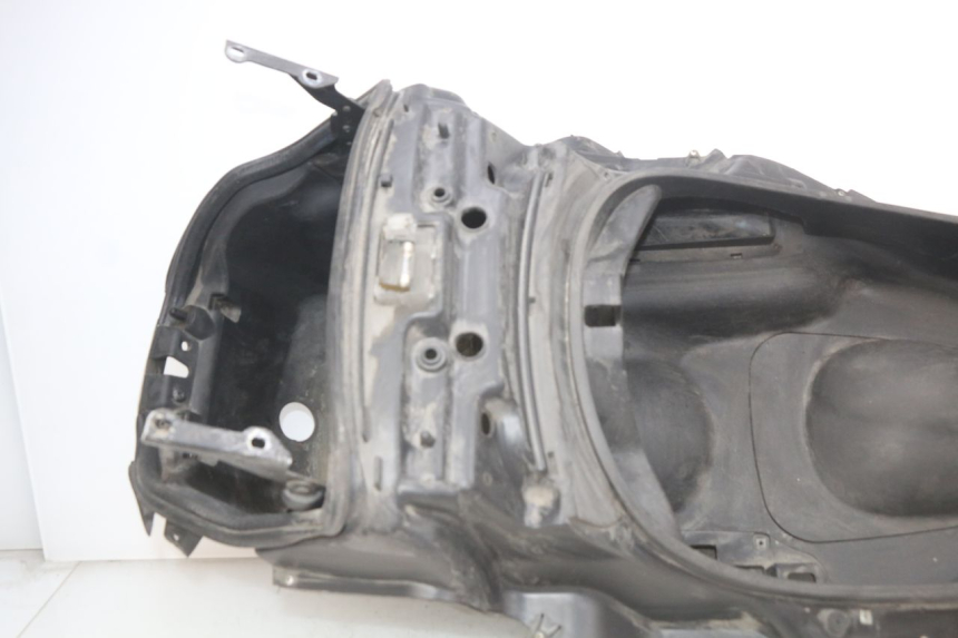 photo de CAJA DEL ASIENTO PIAGGIO MP3 LT 300 (2010 - 2016) - Estado de la superficie y material
