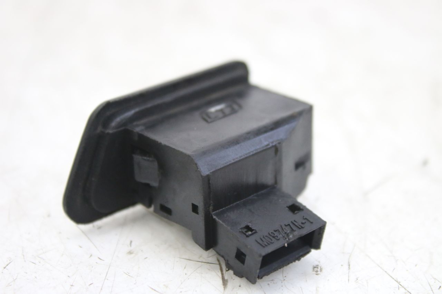 photo de INTERRUPTOR DE INTERMITENTES PEUGEOT TWEET 4T 50 (2010 - 2014)