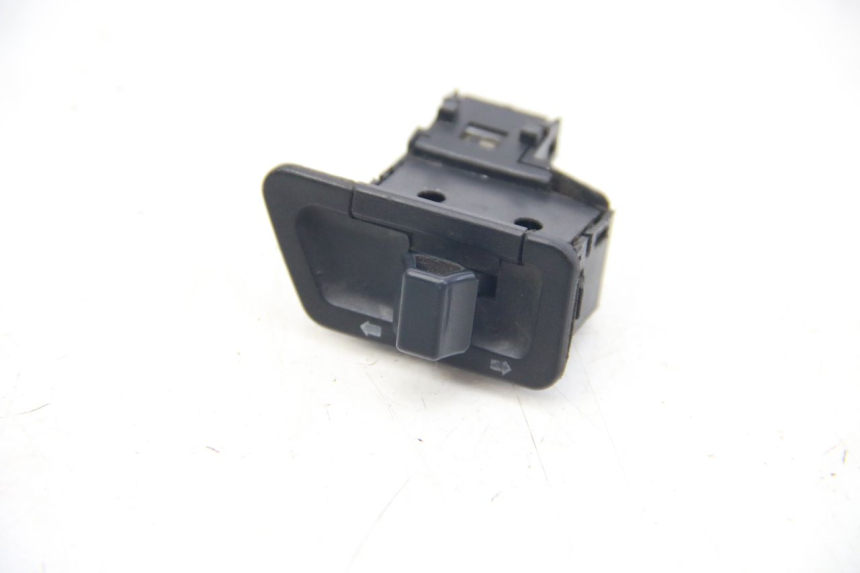 photo de INTERRUPTOR DE INTERMITENTES SUZUKI SIXTEEN 125 (2008 - 2010)