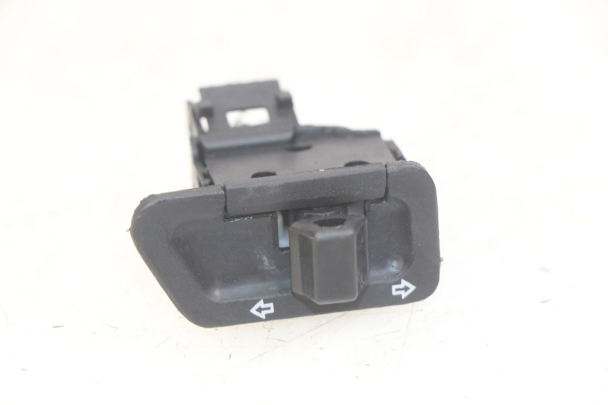 photo de INTERRUPTOR DE INTERMITENTES PEUGEOT TWEET 125 (2018 - 2021)