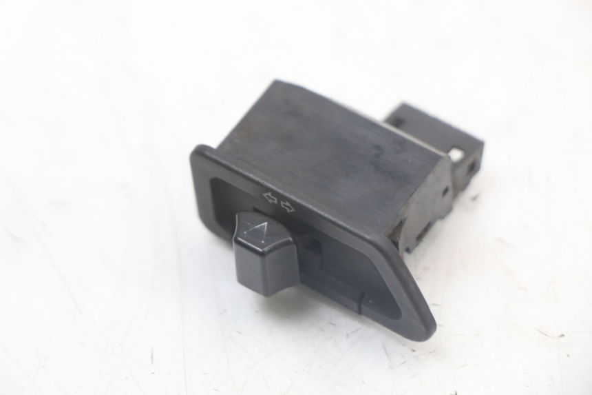 photo de INTERRUPTOR DE INTERMITENTES YAMAHA X-MAX XMAX 250 (2006 - 2009)