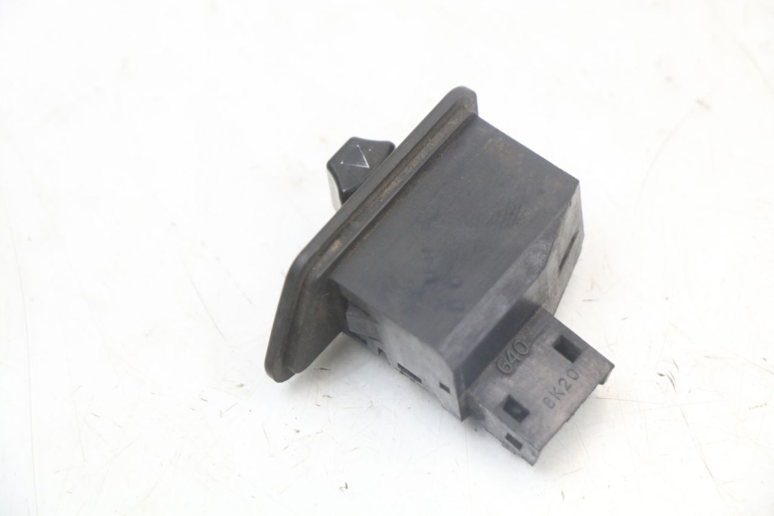 photo de INTERRUPTOR DE INTERMITENTES YAMAHA X-MAX XMAX 250 (2006 - 2009)