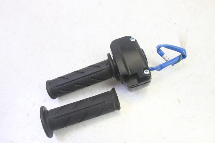 photo de INTERRUPTOR DERECHO KYMCO AGILITY 4T 50 (2018 - 2022) - Detalles de los puntos de fijación