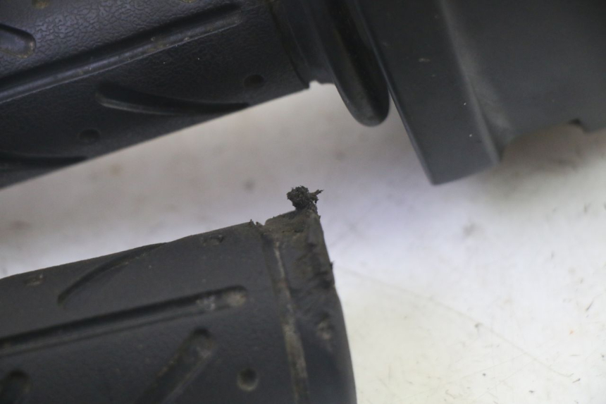 photo de INTERRUPTOR DERECHO KYMCO AGILITY 4T 50 (2018 - 2022) - Estado de la superficie y material