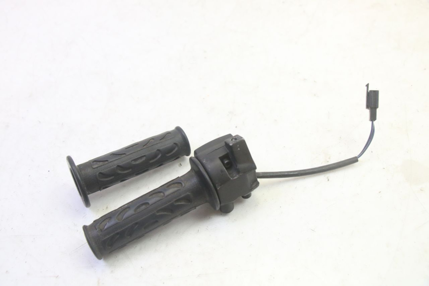 photo de INTERRUPTOR DERECHO MBK BOOSTER SPIRIT 50 (2004 - 2017) - Primer plano técnico