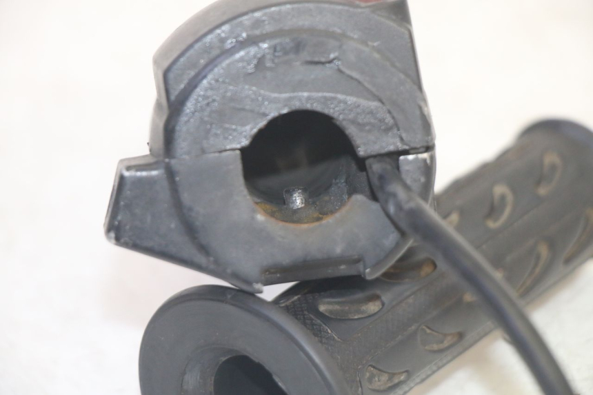 photo de INTERRUPTOR DERECHO MBK BOOSTER SPIRIT 50 (2004 - 2017) - Detalles de los puntos de fijación