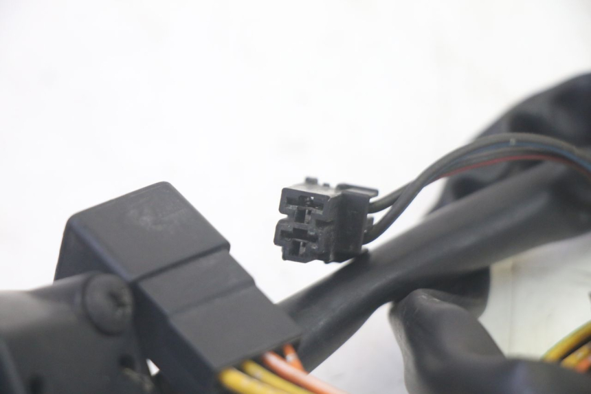 photo de INTERRUPTOR DERECHO SUZUKI BURGMAN 125 (2007 - 2014) - Detalles de los puntos de fijación