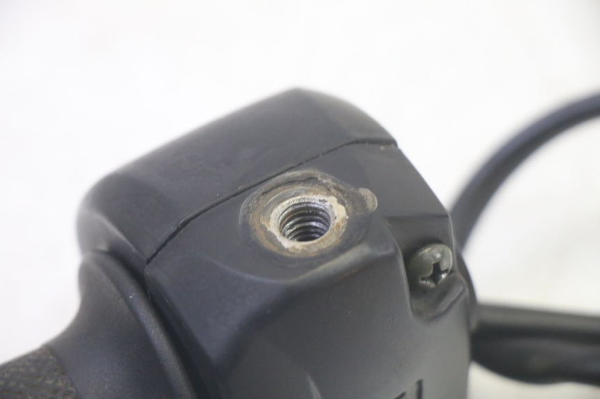 photo de INTERRUPTOR DERECHO LONGJIA DIGITA 4T 50 (2019 - 2022) - Detalles de los puntos de fijación