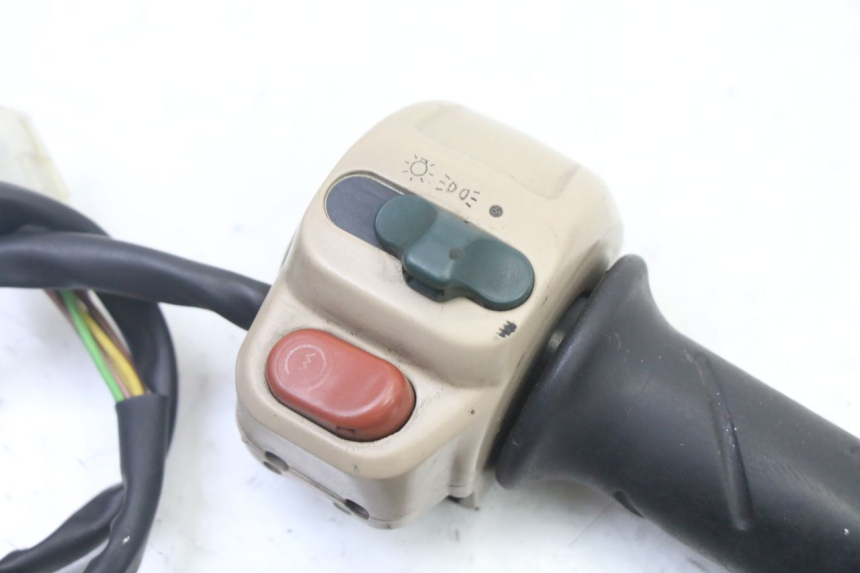 photo de INTERRUPTOR DERECHO PEUGEOT ELYSEO 125 (1999 - 2004)