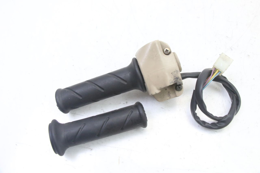 photo de INTERRUPTOR DERECHO PEUGEOT ELYSEO 125 (1999 - 2004)