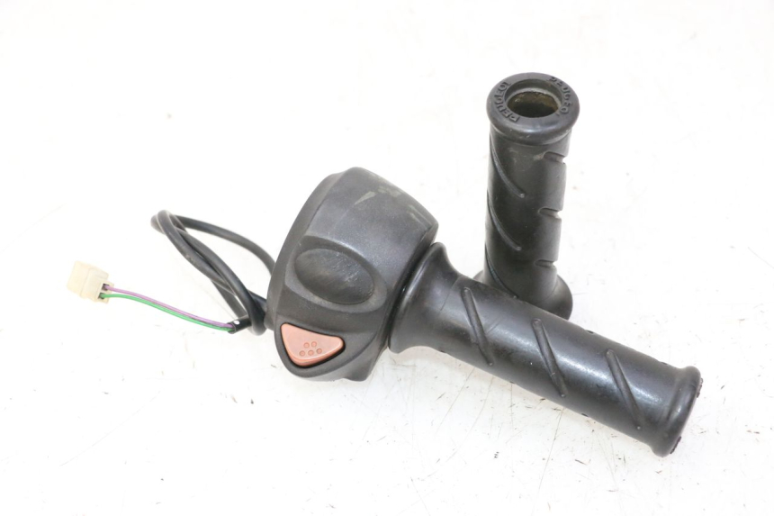 photo de INTERRUPTOR DERECHO PEUGEOT ELYSTAR 50 (2002 - 2014)