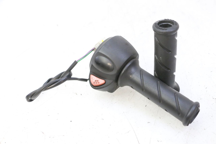 photo de INTERRUPTOR DERECHO PEUGEOT ELYSTAR 50 (2002 - 2014)