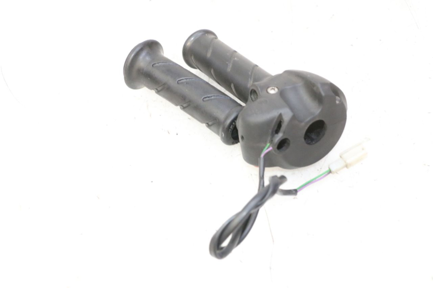 photo de INTERRUPTOR DERECHO PEUGEOT ELYSTAR 50 (2002 - 2014)