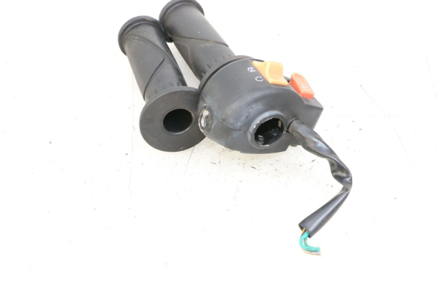 photo de INTERRUPTOR DERECHO JM MOTORS EVOLIS 4T 50 (2018 - 2022)