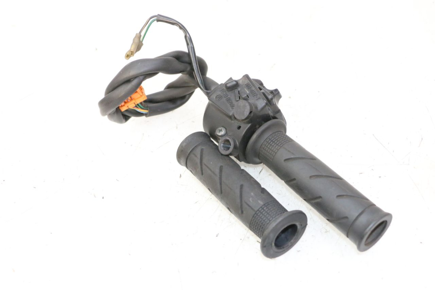 photo de INTERRUPTOR DERECHO HONDA FES S-WING SWING ABS 125 (2007 - 2015)