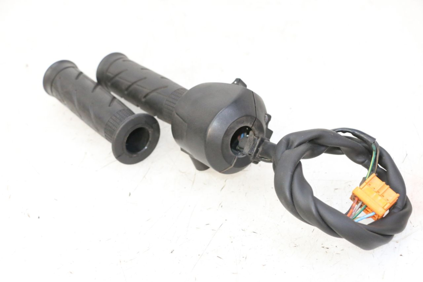 photo de INTERRUPTOR DERECHO HONDA FES S-WING SWING ABS 125 (2007 - 2015)