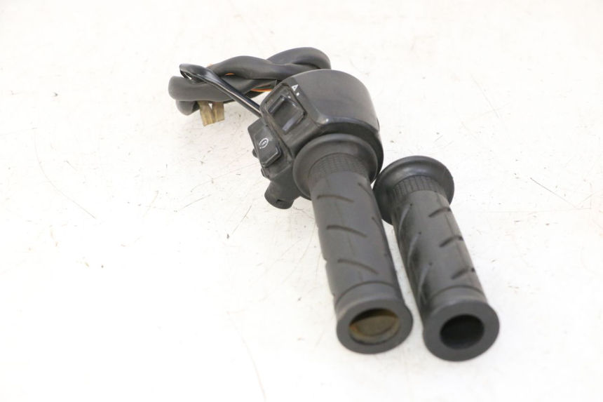 photo de INTERRUPTOR DERECHO HONDA FES S-WING SWING ABS 125 (2007 - 2015)