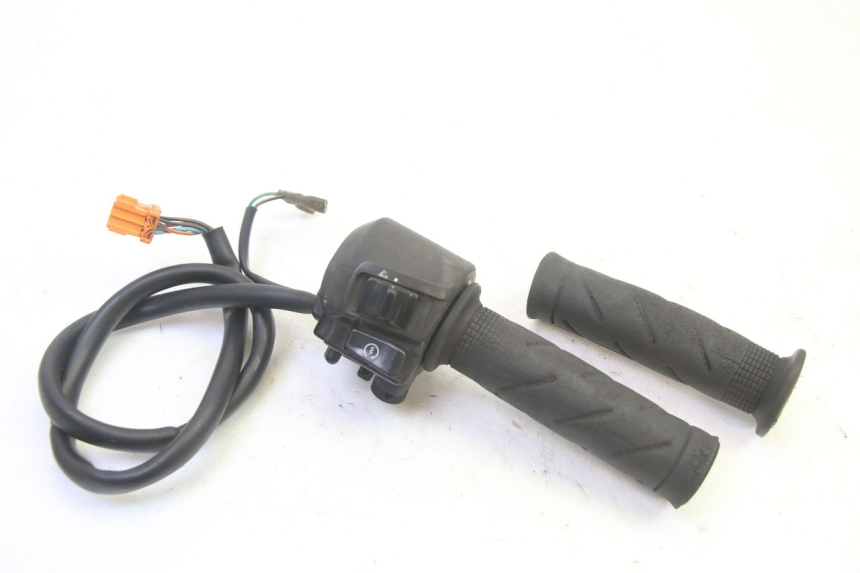 photo de INTERRUPTOR DERECHO HONDA FES S-WING SWING ABS 125 (2007 - 2015)