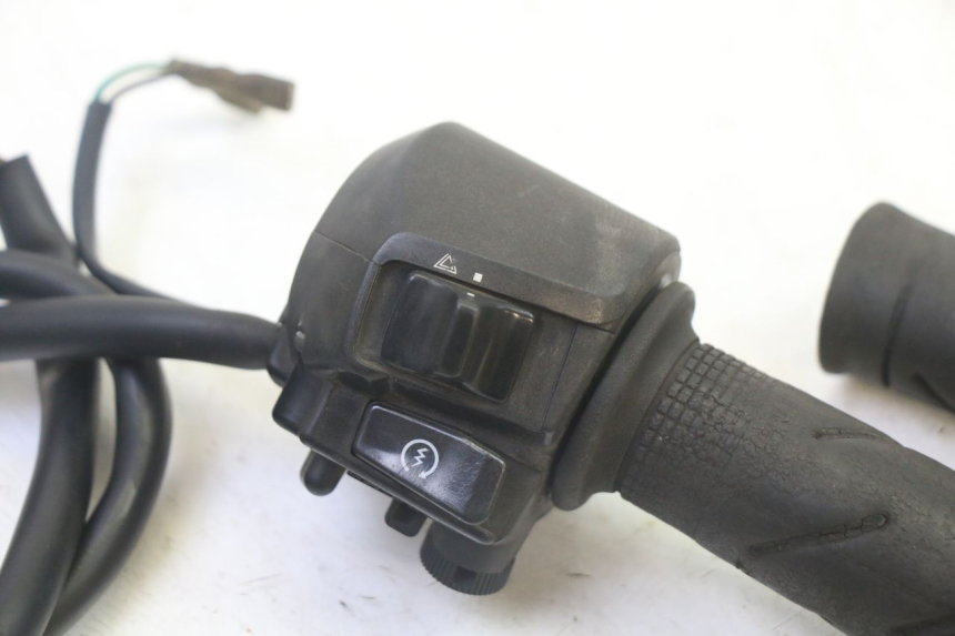 photo de INTERRUPTOR DERECHO HONDA FES S-WING SWING ABS 125 (2007 - 2015)