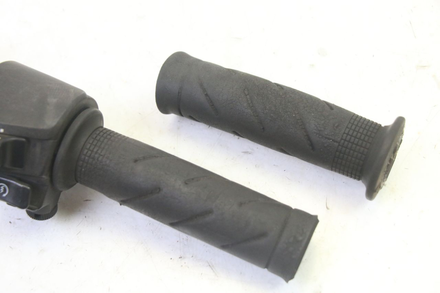 photo de INTERRUPTOR DERECHO HONDA FES S-WING SWING ABS 125 (2007 - 2015)