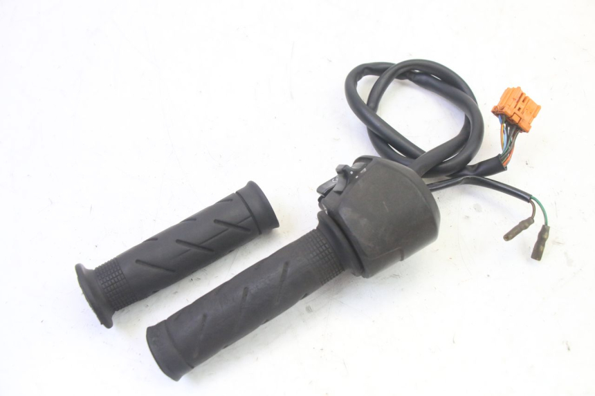 photo de INTERRUPTOR DERECHO HONDA FES S-WING SWING ABS 125 (2007 - 2015)