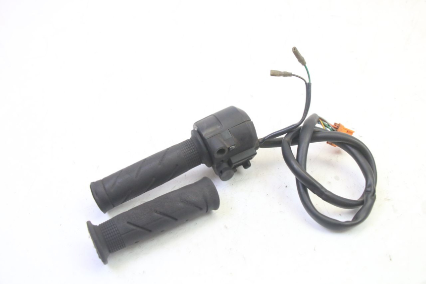 photo de INTERRUPTOR DERECHO HONDA FES S-WING SWING ABS 125 (2007 - 2015)
