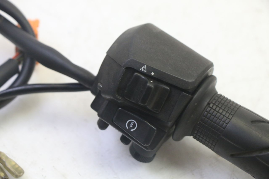 photo de INTERRUPTOR DERECHO HONDA FES S-WING SWING ABS 125 (2007 - 2015)