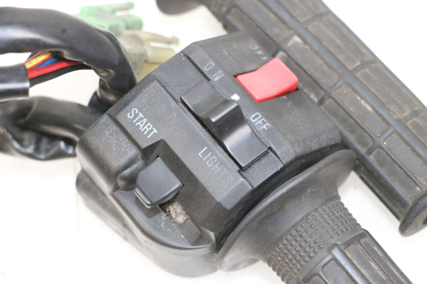 photo de CONMUTADOR DERECHA KAWASAKI GPX R WARBIRD 600 (1988 - 1993) - Primer plano técnico