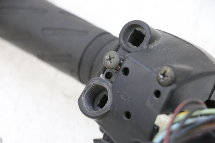 photo de CONMUTADOR DERECHA SUZUKI GSXR GSX-R 1000 (2003 - 2004) - Detalles de los puntos de fijación