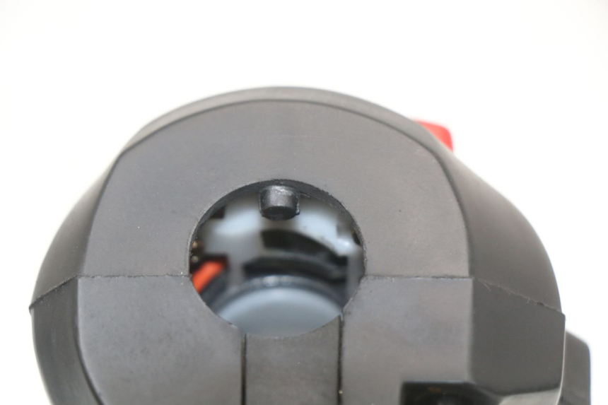 photo de INTERRUPTOR DERECHO HYOSUNG GTR 125 (2006 - 2008) - Detalles de los puntos de fijación