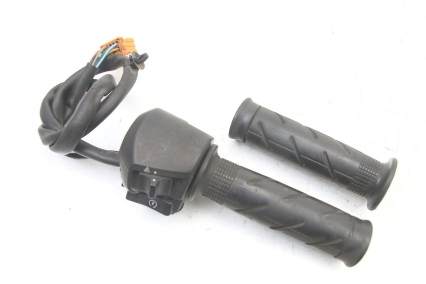 photo de INTERRUPTOR DERECHO HONDA FES S-WING SWING ABS 125 (2007 - 2015)