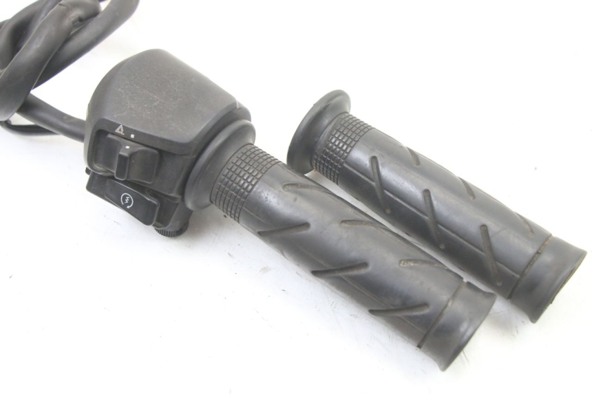 photo de INTERRUPTOR DERECHO HONDA FES S-WING SWING ABS 125 (2007 - 2015)