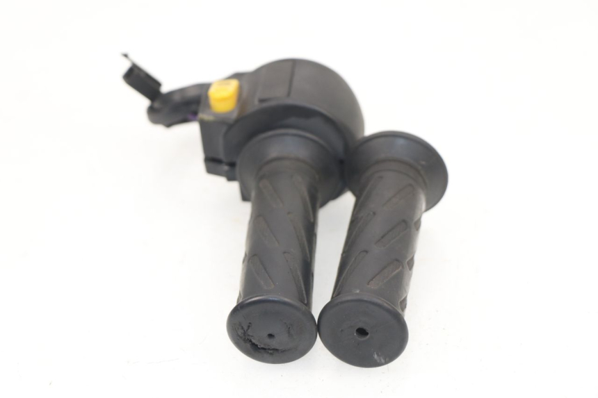 photo de INTERRUPTOR DERECHO PEUGEOT KISBEE 2T 50 (2010 - 2017)