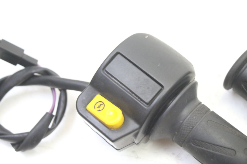 photo de INTERRUPTOR DERECHO PEUGEOT KISBEE 2T 50 (2010 - 2017)